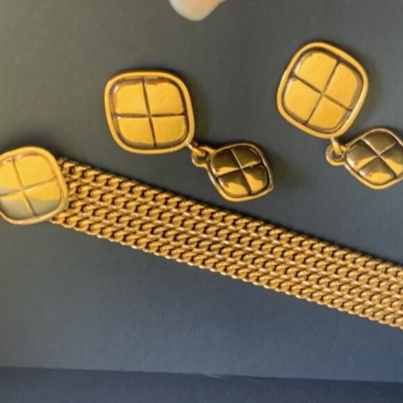 Chanel Quilted Rhombus Earrings - Picture 3 of 7